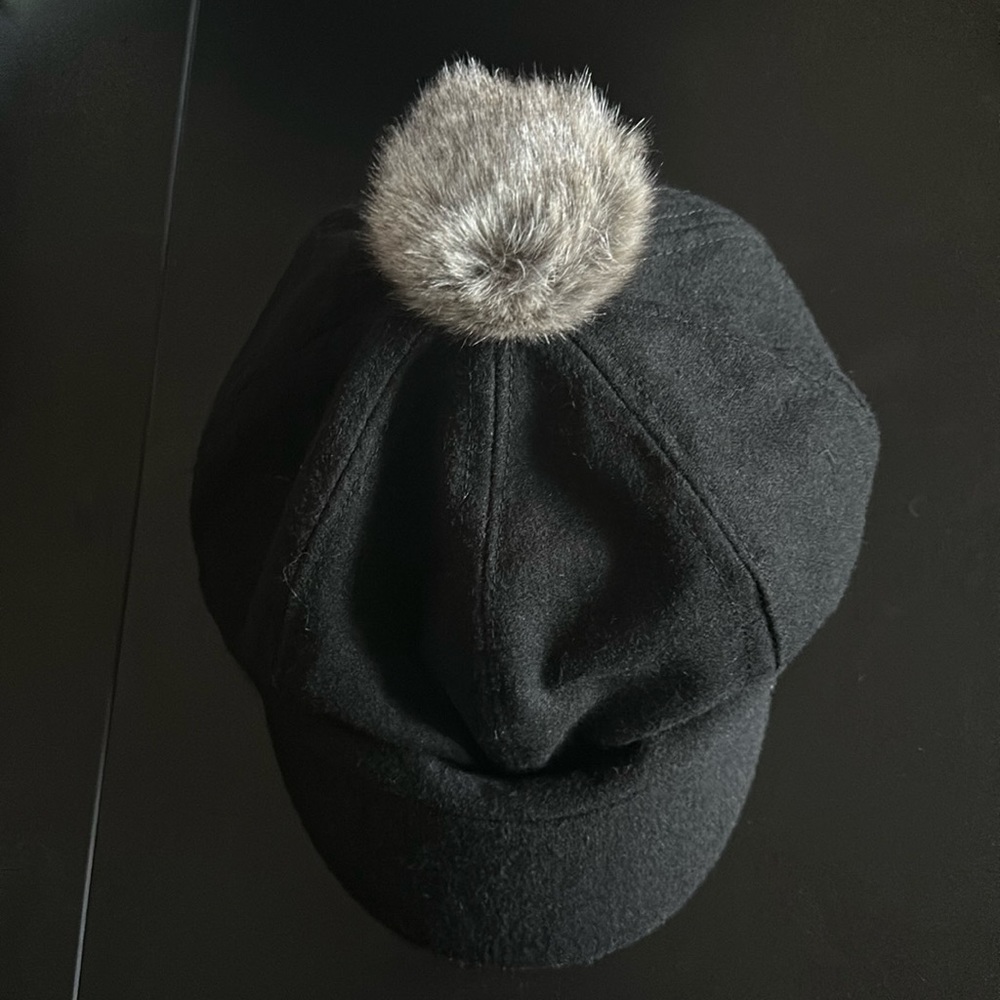 August women’s hot with rabbit Pom Pom used like new